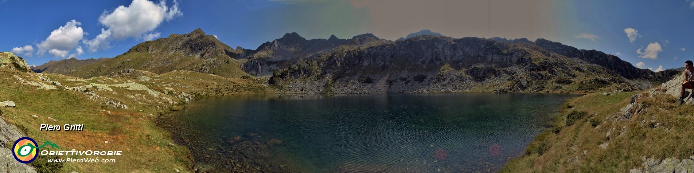 32 Vista panoramica sul  Lago grande (2030 m) con Cima Cadelle e Valle-Bocchetta-Cima dei lupi a sx.jpg